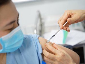 người lao động đã tiêm vắc-xin ngừa COVID-19 có cần xét nghiệm không?