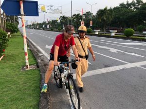 Đi xe đạp vượt đèn đỏ bị xử phạt như thế nào theo quy định?
