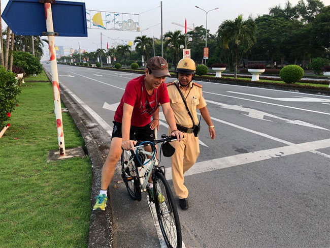 Đi xe đạp vượt đèn đỏ bị xử phạt như thế nào theo quy định?
