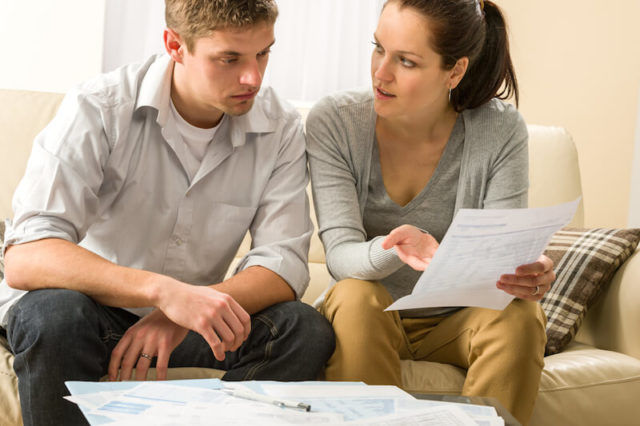 Sau khi ly hôn, vợ chồng có phải tiếp tục cùng nhau trả nợ không?