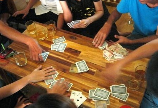Giáo viên đánh bạc bị xử lý kỷ luật như thế nào?
