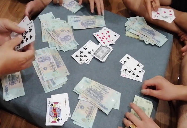 Tội đánh bạc theo quy định luật hình sự mới nhất năm 2021. Tội đánh bạc là gì? Các dấu hiệu cơ bản của tội đánh bạc