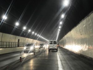 Chạy xe trong hầm đường bộ không bật đèn chiếu sáng bị phạt thế nào