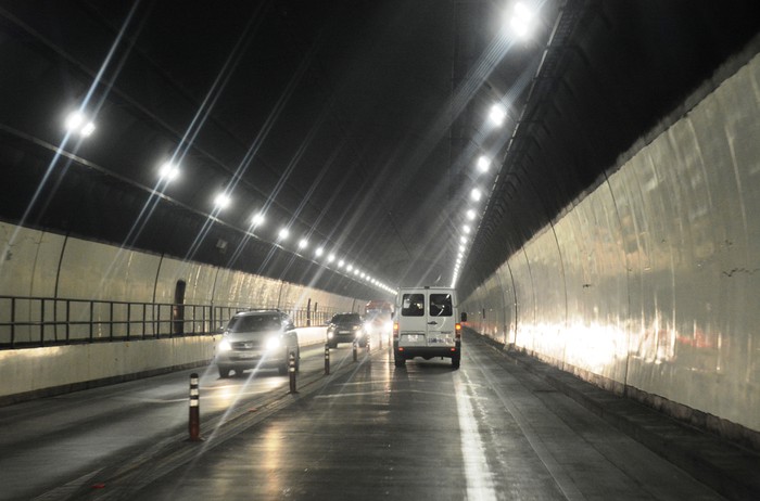 Chạy xe trong hầm đường bộ không bật đèn chiếu sáng bị phạt thế nào