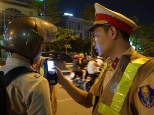 Không chấp hành yêu cầu kiểm tra về nồng độ cồn bị xử lý thế nào theo quy định pháp luật? Tạm giữ giấy phép lái xe là gì?