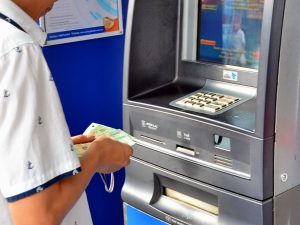 Tự ý rút tiền từ thẻ ATM nhặt được, bị xử lý ra sao?