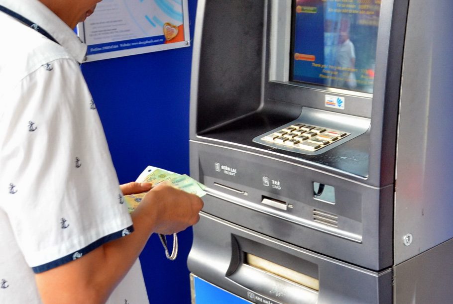 Tự ý rút tiền từ thẻ ATM nhặt được, bị xử lý ra sao?