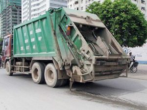Xe chở rác để rơi vãi ra đường sẽ bị xử phạt như thế nào?