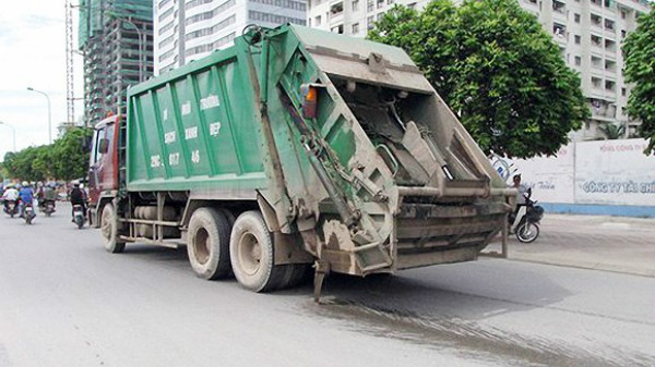 Xe chở rác để rơi vãi ra đường sẽ bị xử phạt như thế nào?