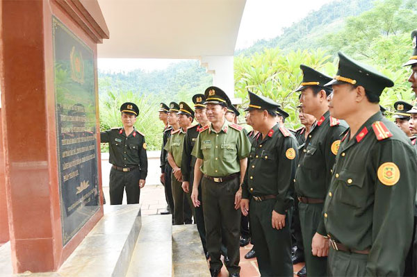 Luật Cảnh vệ 2017