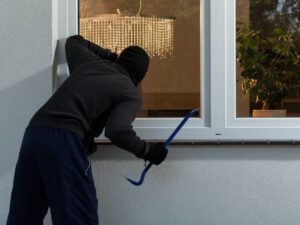 Nhốt kẻ trộm trong nhà có bị xử lý hình sự hay không theo quy định