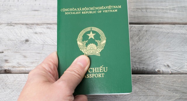 Nhờ người khác đi làm hộ chiếu có được không?