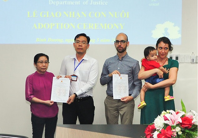 Quy định pháp luật về người nước ngoài nhận con nuôi ở Việt Nam 