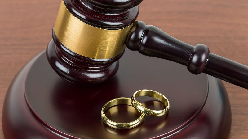 Con 22 tuổi có được làm đơn ly hôn thay mẹ?