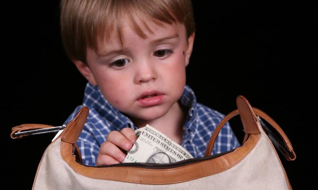 Con cái có phải chịu trách nhiệm hình sự khi trộm tiền bố mẹ hay không?