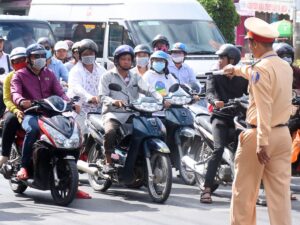 Đèn tín hiệu xanh nhưng cảnh sát giao thông ra hiệu lệnh dừng lại thì chấp hành hiệu lệnh nào?