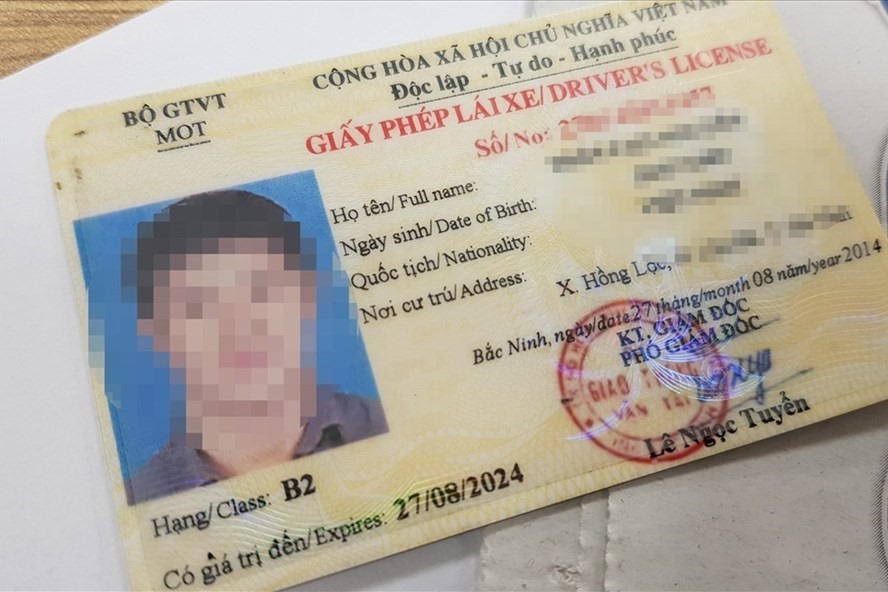 Làm lại giấy phép lái xe có cần xuất trình hộ chiếu?