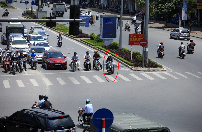 Mức phạt vượt đèn đỏ xe máy là bao nhiêu?