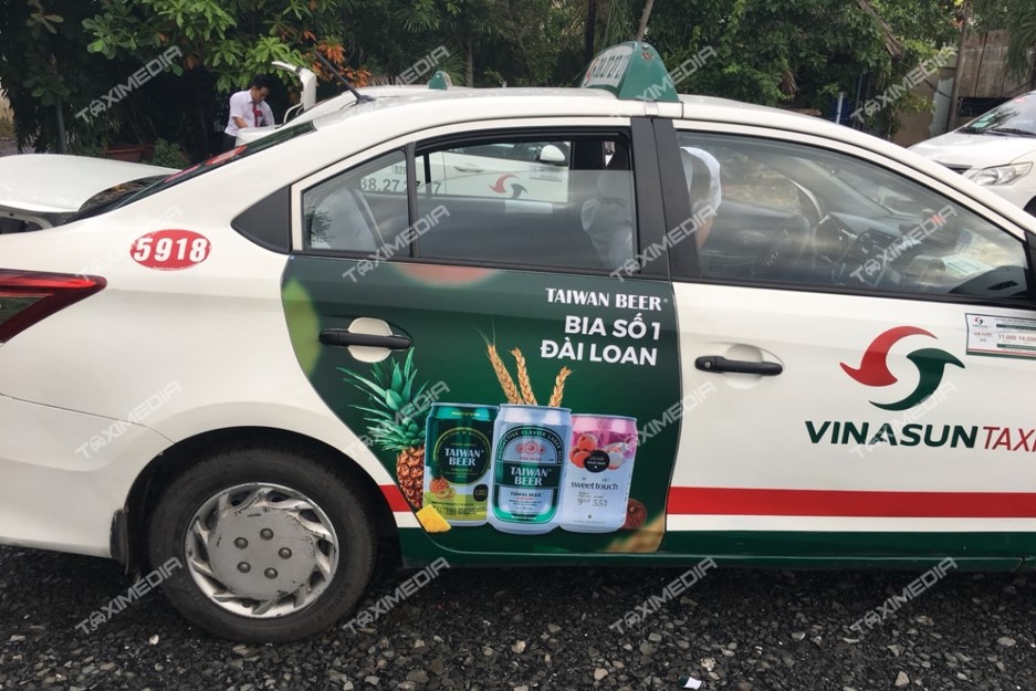 Trên xe taxi có được quảng cáo rượu bia không theo quy định 2022