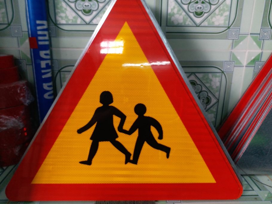 Biển báo đoạn đường thường có trẻ em đi ngang hoặc tụ tập