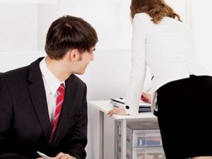 Những hành vi nào được coi là quấy rối tình dục tại nơi làm việc?