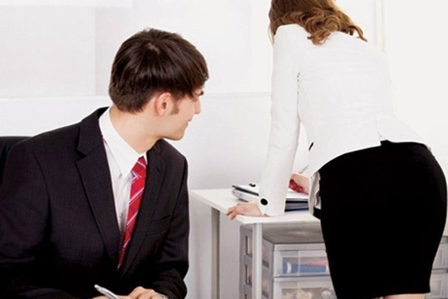 Những hành vi nào được coi là quấy rối tình dục tại nơi làm việc?