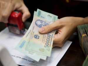 Pháp luật có bắt buộc trả lương cho người lao động bằng tiền Việt Nam không?