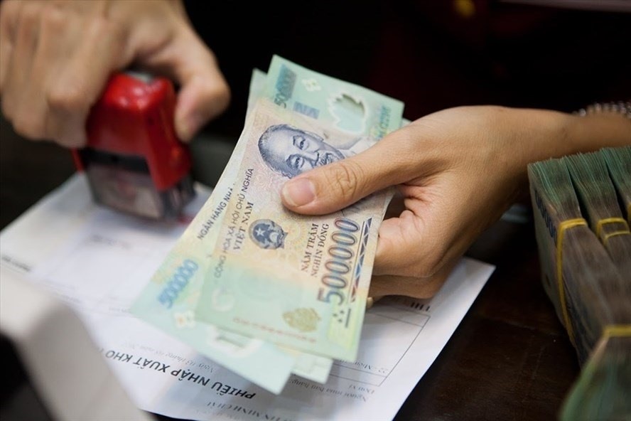 Pháp luật có bắt buộc trả lương cho người lao động bằng tiền Việt Nam không?