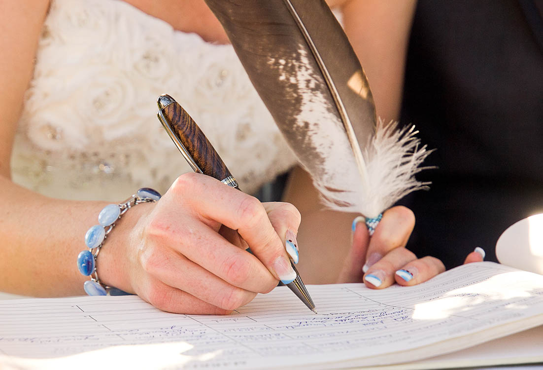 Đăng ký kết hôn không bắt buộc phải có chữ ký của hai người?