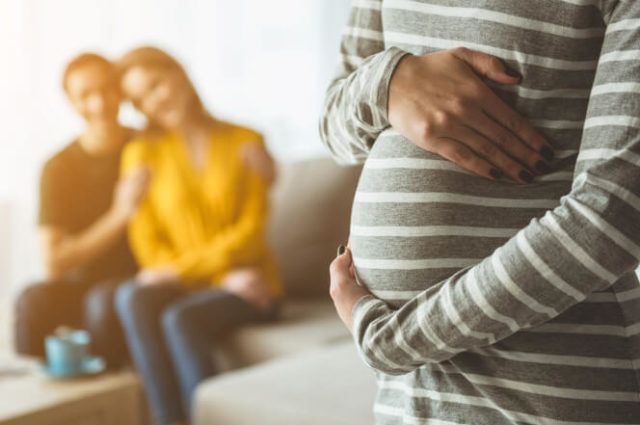 Vợ chồng có con riêng thì có được nhờ mang thai hộ không?