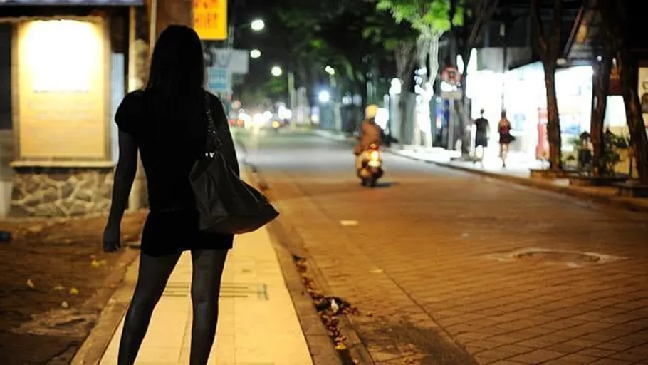 Người nước ngoài mua dâm ở Việt Nam có bị trục xuất không?