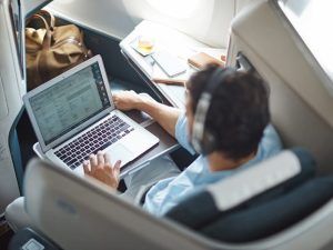 Sử dụng điện thoại trên máy bay có bị phạt không năm 2022